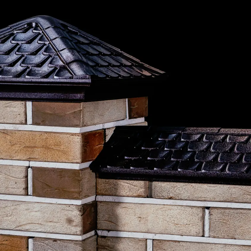 Фото 2 колпаки и парапеты Эльбрус Черный на кирпичном заборе