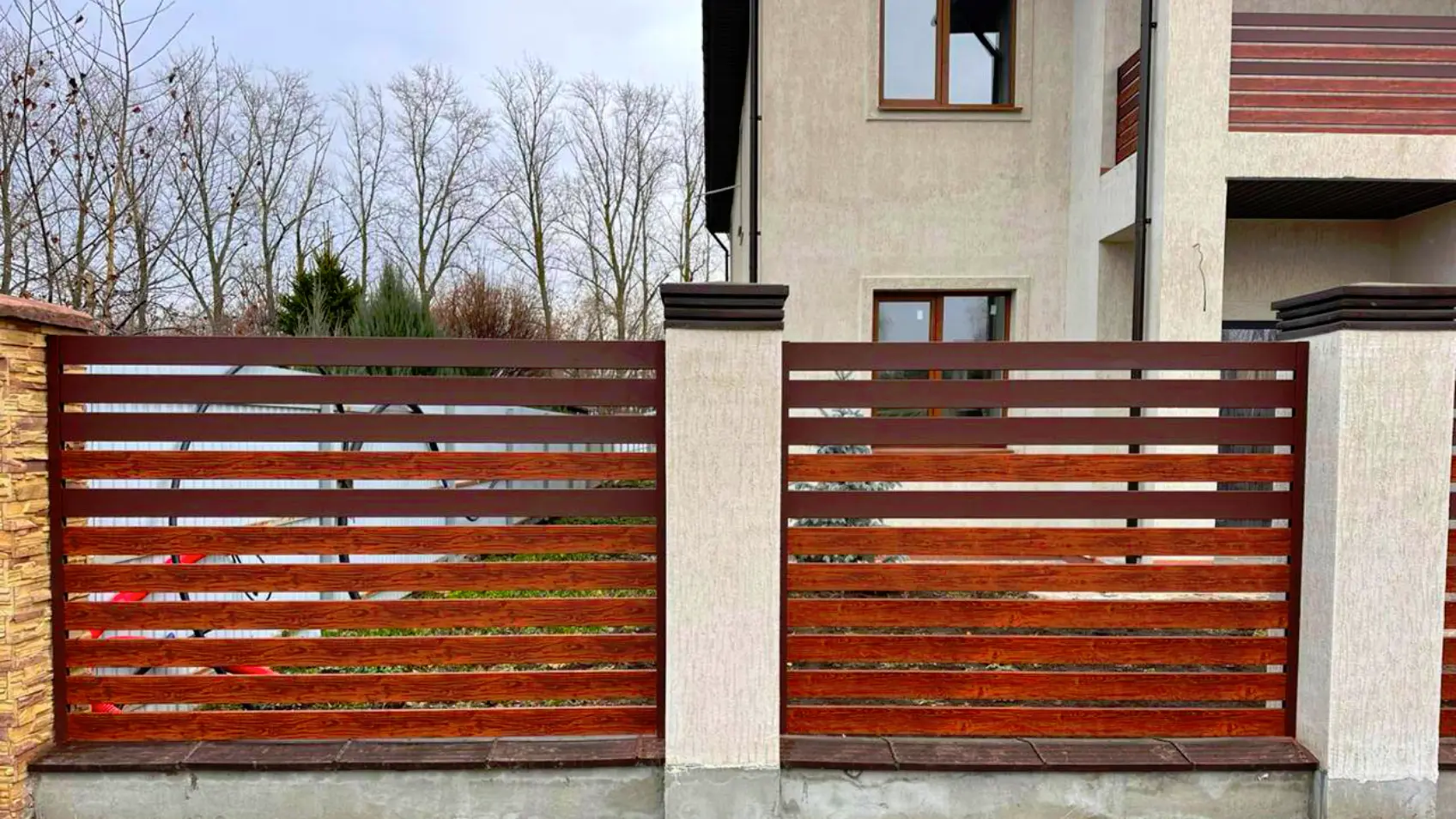 Фото 4 планкен Темный Дуб, RAL 8017 МАТТЕ Шоколад на заборе ранчо